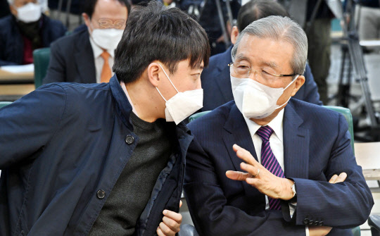 이준석(왼쪽) 국민의힘 대표와 김종인 총괄선대위원장이 16일 국회의원회관에서 열린 '위드 코로나 긴급 점검 전문가에게 듣는다 무엇이 진짜 문제인가' 토론회에서 대화하고 있다.  [국회사진기자단]